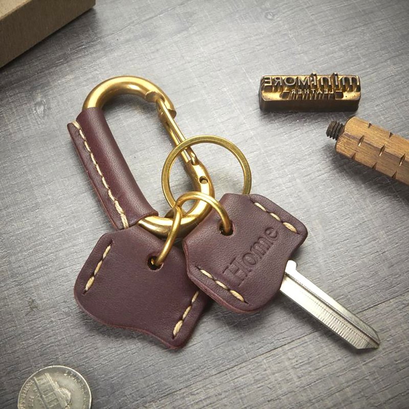 皮革包裹的黄铜登山扣钥匙链. 带钥匙套和个性化名称标签 - 钥匙链/钥匙包 - 真皮 咖啡色