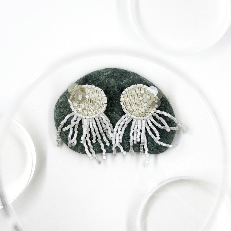 | 茷 | 耳针/耳夹 | #116 | 手刺绣水母珠串耳环 - Jellyfish - 耳环/耳夹 - 绣线 白色