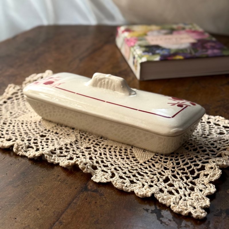 50502-迷人法国古董Saint-Amand 长形置物瓷盒附盖 - 收纳用品 - 瓷 