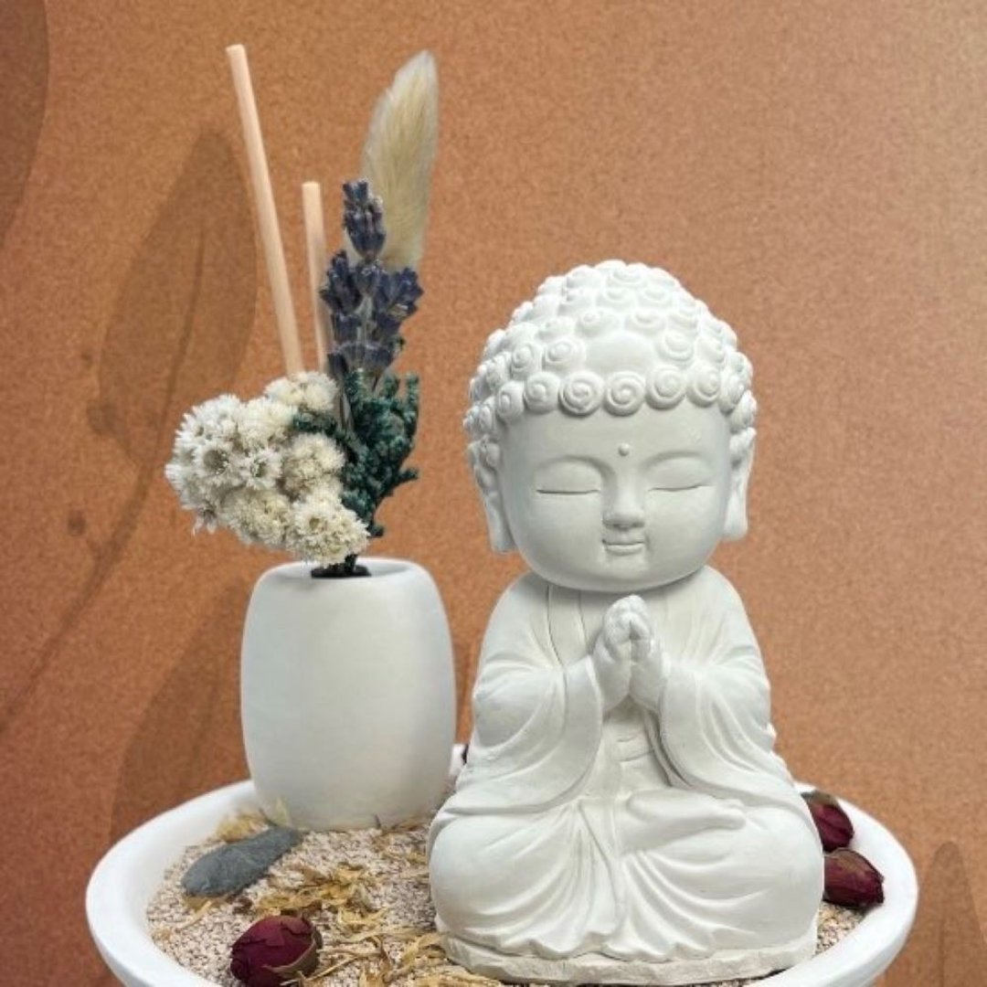 禅风设计 净念吉祥小佛之顺德 永生花圆盘组合 香氛艺术摆件 - 香薰/精油/线香 - 水泥 白色
