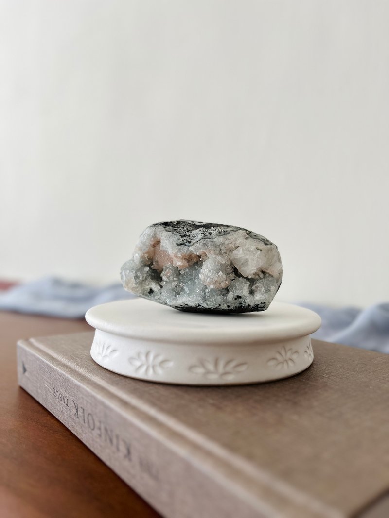 Déjà vu Ceramics 白色陶制展示台 - 摆饰 - 陶 金色