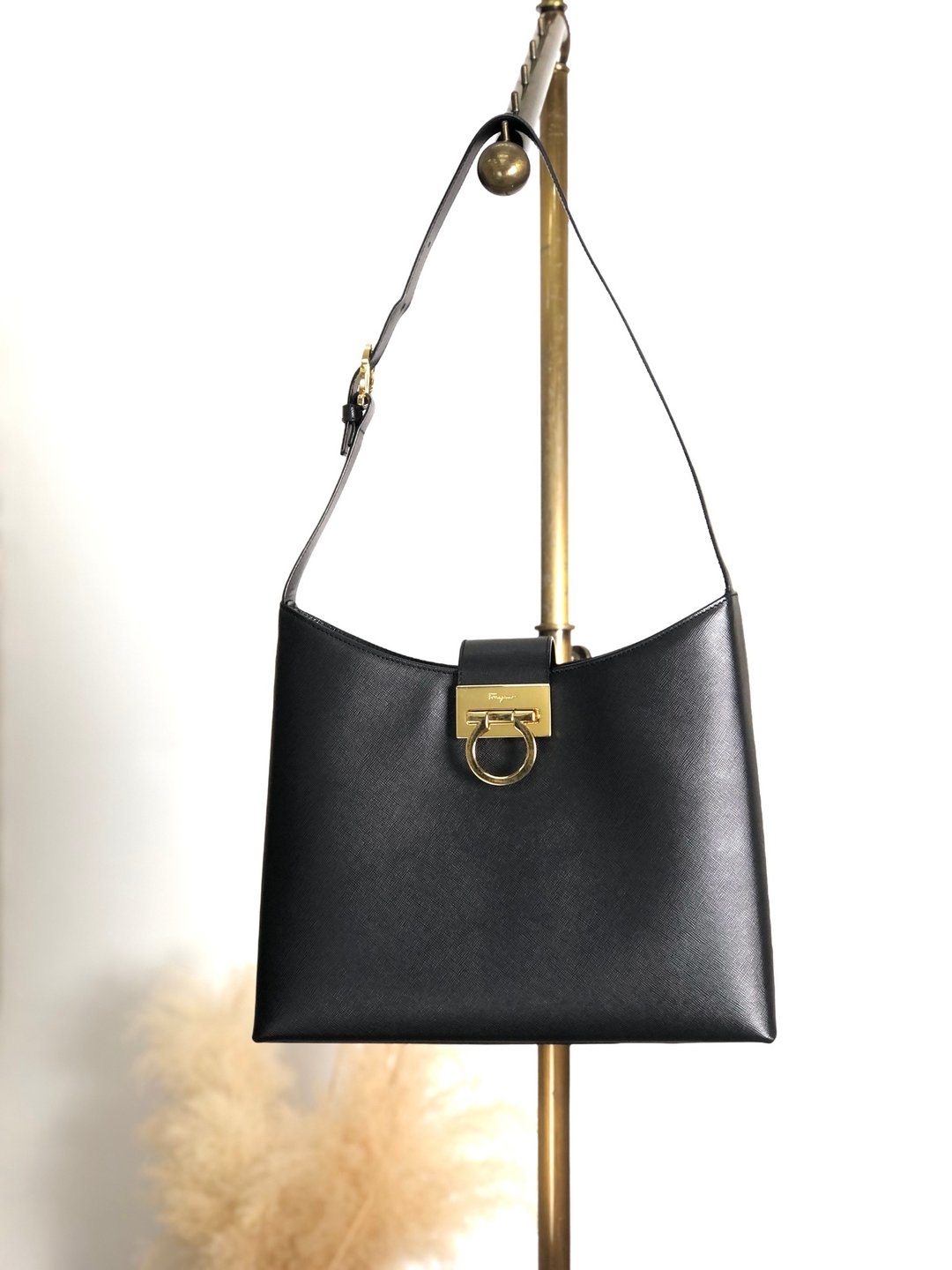 【 日本直送 名牌中古包 】Salvatore Ferragamo 黑色 Gancini 皮革 侧肩背包 one shoulder vintage kz7n2r - 侧背包/斜挎包 - 真皮 黑色