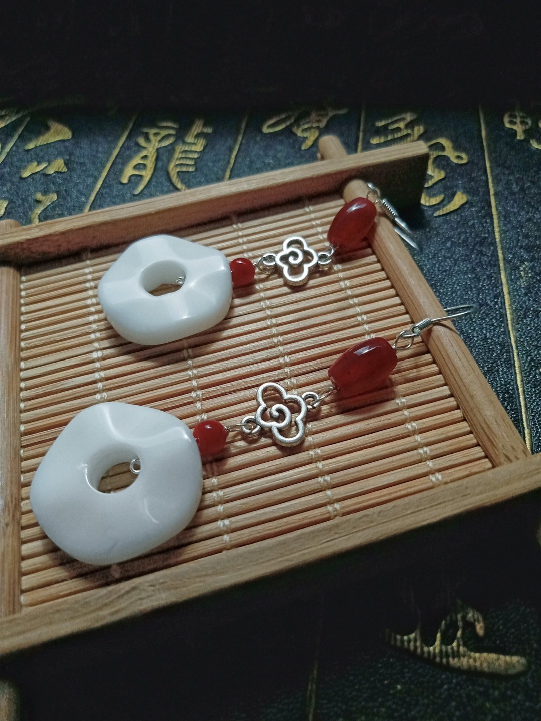 佚名山河。耳环。砗磲耳环。砗磲。金属编织 - 耳环/耳夹 - 宝石 白色