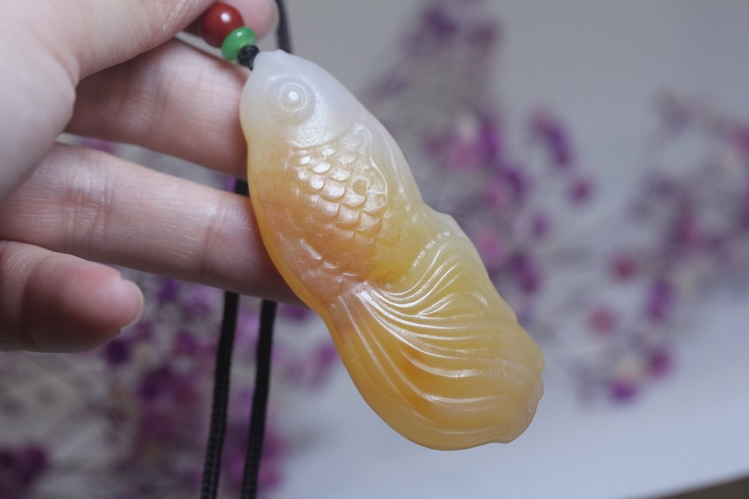 【年年有余】天然黄蜡石挂件 |鱼项链 |动物玉佩|毛衣链|玉吊坠 - 项链 - 玉石 橘色