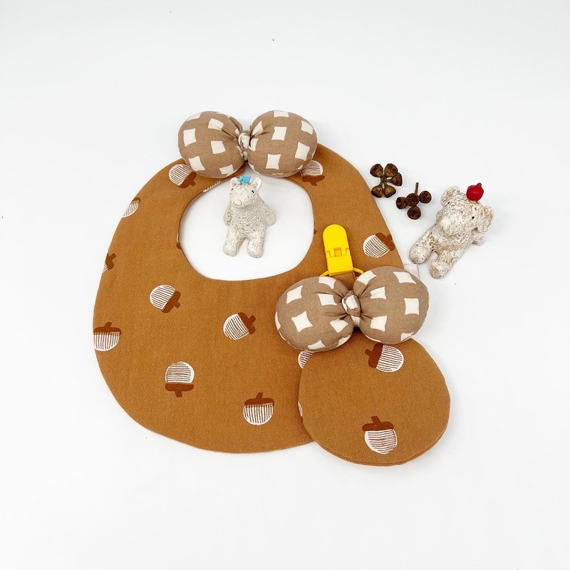 【小熊比比】蝴蝶结咖啡橡实弥月围兜和平安符袋 - 围嘴/口水巾 - 棉．麻 咖啡色