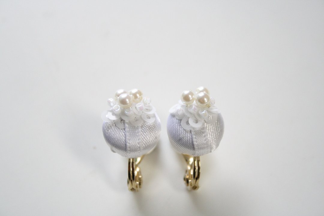 Pearl earrings - 耳环/耳夹 - 玻璃 白色