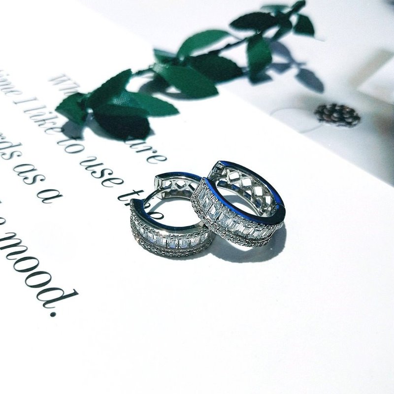 I JEWELRY 时尚个性简厚大C型八心八箭顶级锆石纯银耳环 纯银保卡 - 耳环/耳夹 - 纯银 银色