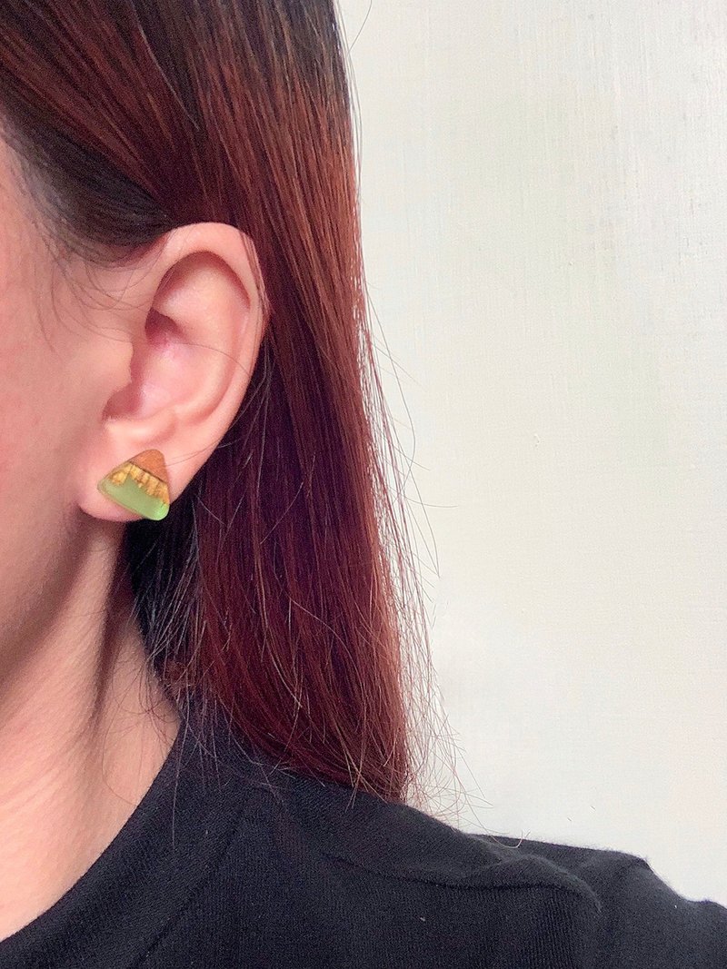 【森林耳钉】木作工艺 / 木作饰品 / 耳钉 / 树脂材质 / 女孩配件 - 耳环/耳夹 - 树脂 绿色