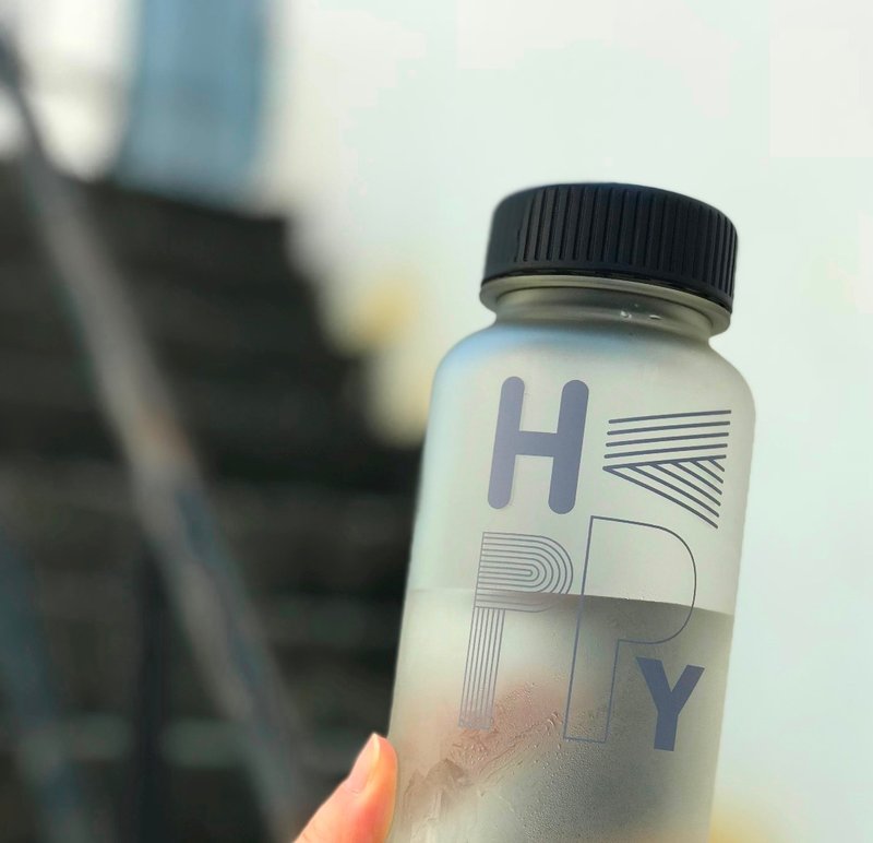 日本畅销商品设计 雾光质感 大容量 S650 随身水瓶 - 快乐 浅灰 - 水瓶/水壶 - 塑料 灰色