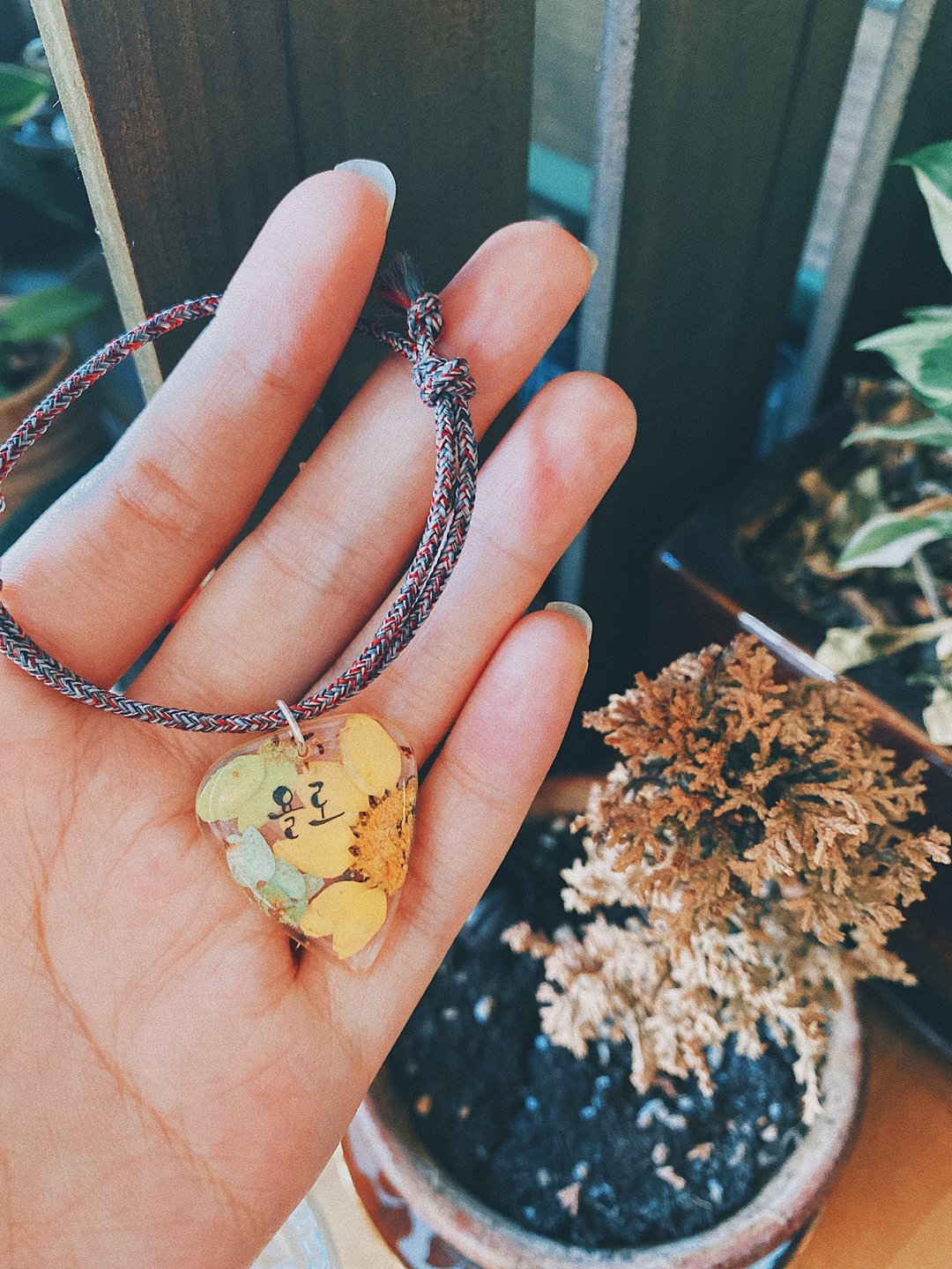 【定制化礼物】透明菊花拼色押花结他拨片彩绳 - 手链/手环 - 树脂 黄色