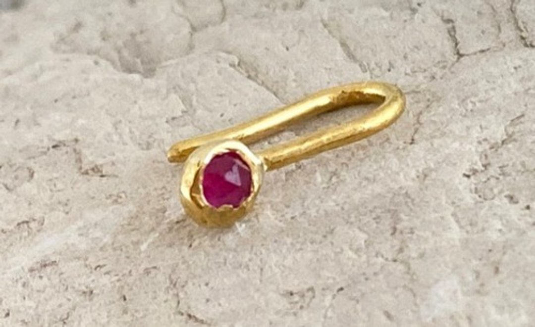 Rose Cut Natural Ruby Pure Gold Clip Earrings K24 Pure Gold + Natural Ruby One Ear - 耳环/耳夹 - 其他金属 