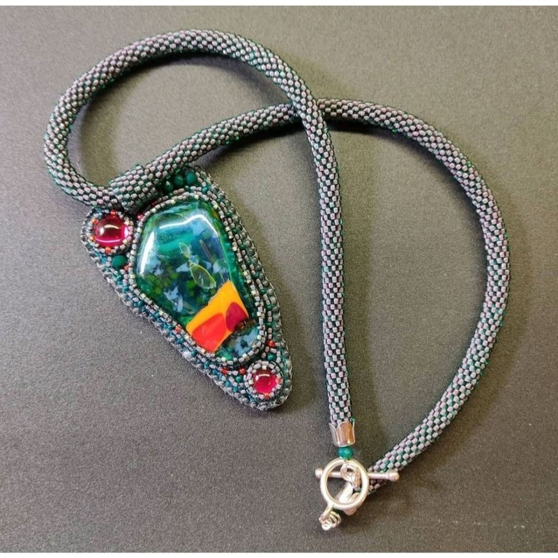 项链抽象绿色串珠钩针与凸圆形灯饰 - 项链 - 玻璃 绿色