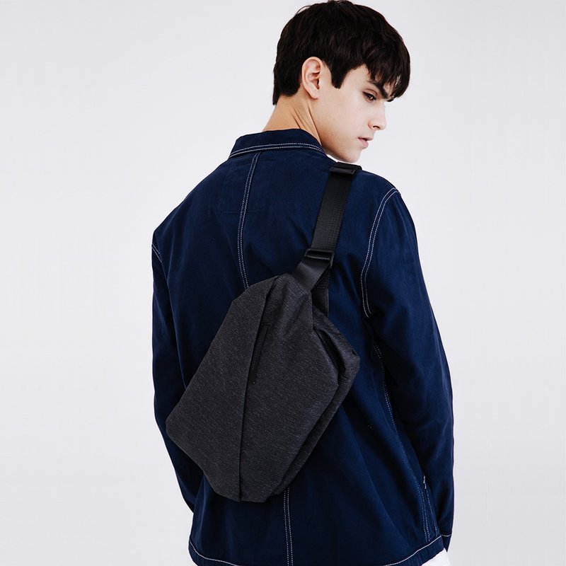 【圣诞礼物】Radiant R0 Plus 行动机能单肩包 - 曜石黑 - 侧背包/斜挎包 - 防水材质 黑色