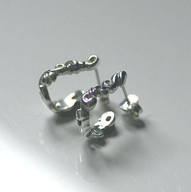 Small arabesque hoop earrings - 耳环/耳夹 - 其他金属 银色