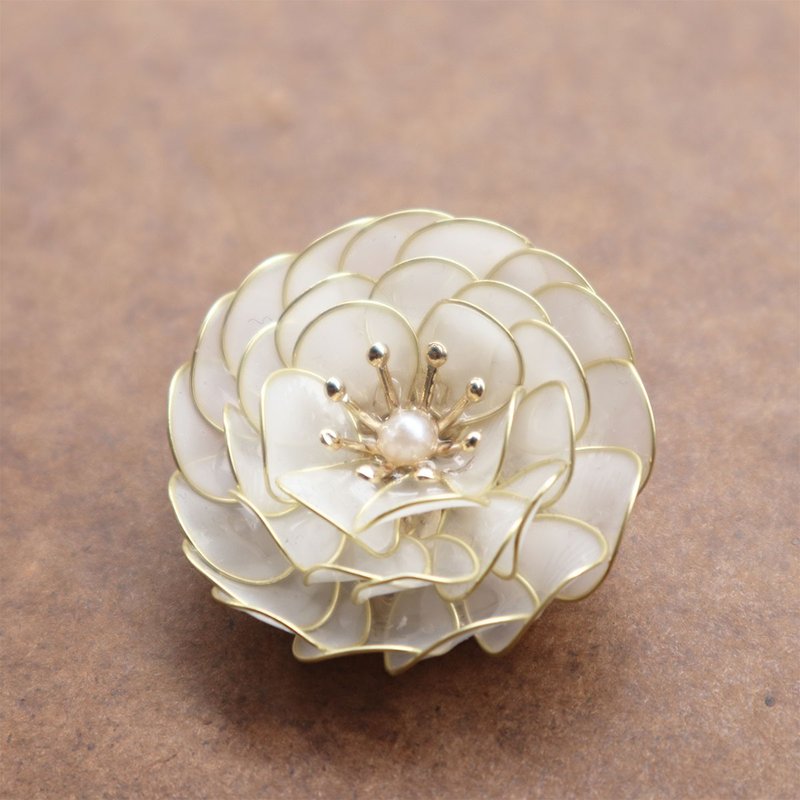 Glossy flower brooch - 胸针 - 其他材质 白色