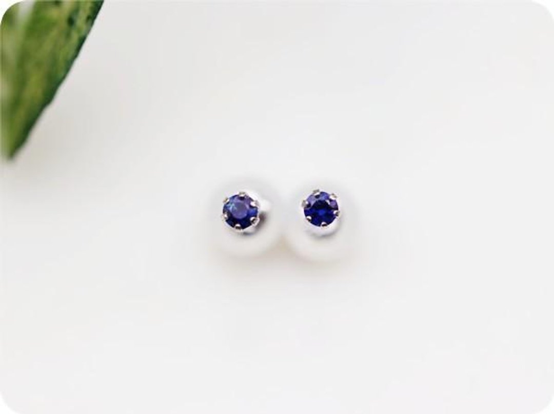 Stone that help you reach your goals K18 gold sapphire stud earrings Second earrings September birthstone Baby size - 耳环/耳夹 - 宝石 蓝色