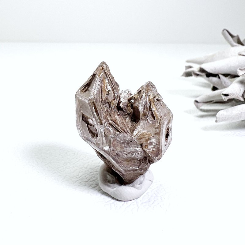 宁静。原矿  一图一物 净化 疗愈 冥想 高频 l 黄泥骸骨水晶 l - 摆饰 - 水晶 卡其色