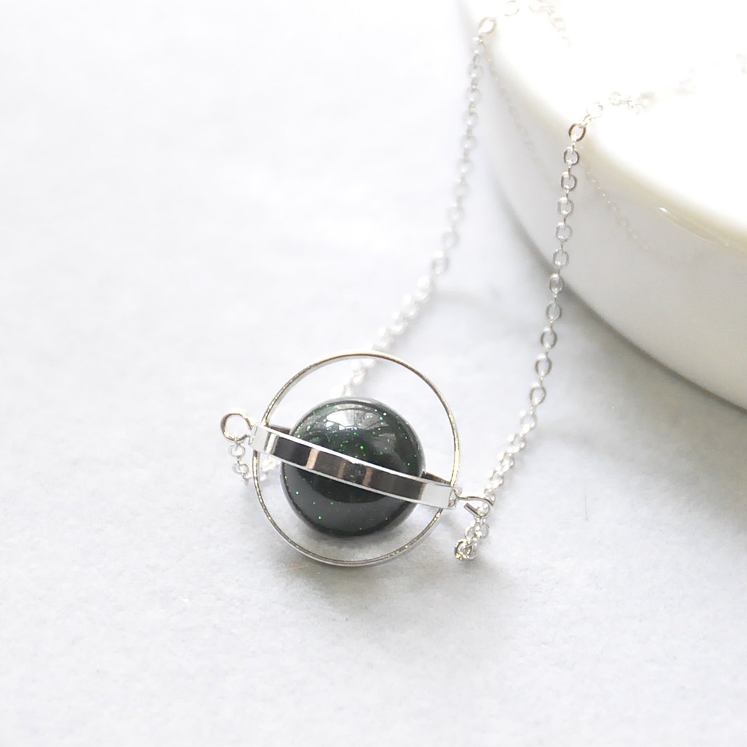 神秘星球。宇宙。银环。绿砂。项链 Mysterious Planet。Galaxy。Sliver Ring。Sandstone。Necklace。生日礼物。闺蜜礼物。姐妹礼物 - 颈链 - 宝石 绿色