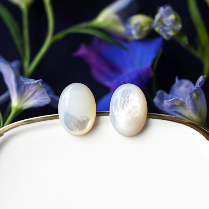 Plain Mother of Pearl Earrings Jaroslava - 耳环/耳夹 - 宝石 白色