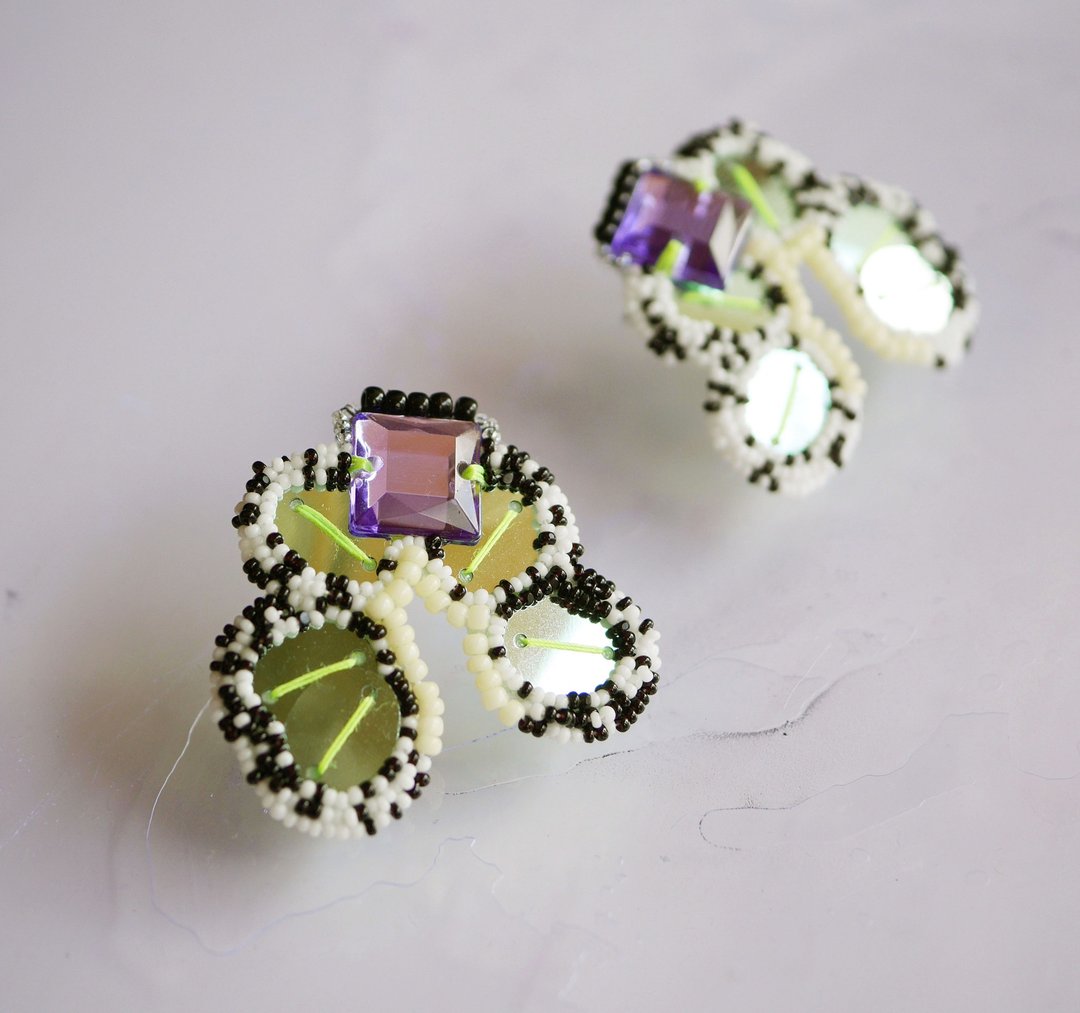 tsububu [made-to-order] / beads embroidery / microorganisms / earrings / Clip-On/ caterpillar - 耳环/耳夹 - 绣线 紫色