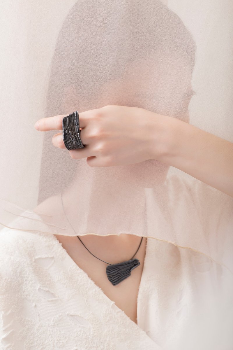 Calligraphy 墨折 飘肆戒指 Oxidized Silver Ring - 手链/手环 - 纯银 黑色