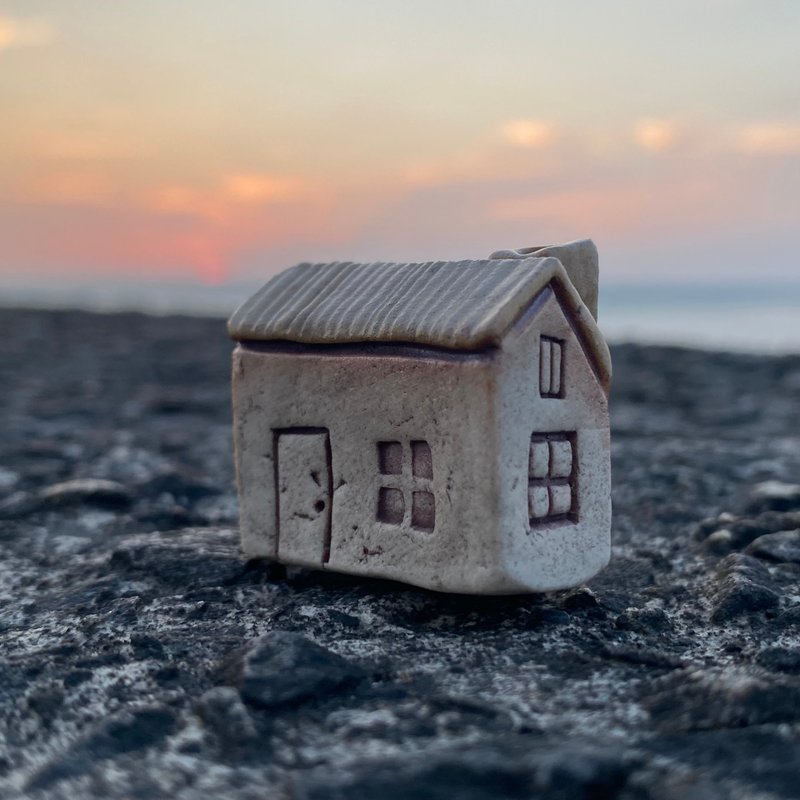 【タケ-TA KE Studio】象牙白屋顶房子。线香座 - 香薰/精油/线香 - 陶 白色