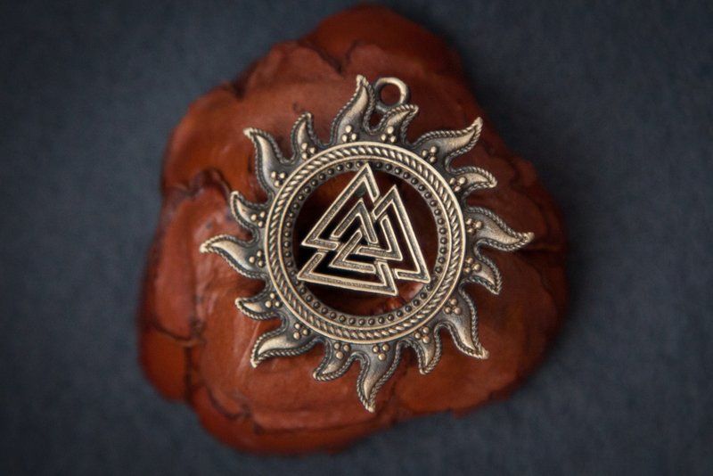 带有太阳图像和 Valknut 标志的吊坠。符文凯尔特人项链。 - 项链 - 其他材质 橘色