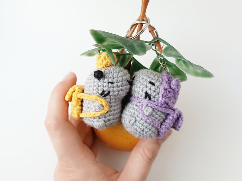 对灰色钩针编织水豚毛绒包包钥匙扣汽车钥匙包迷你挂件 - 钥匙链/钥匙包 - 棉．麻 灰色