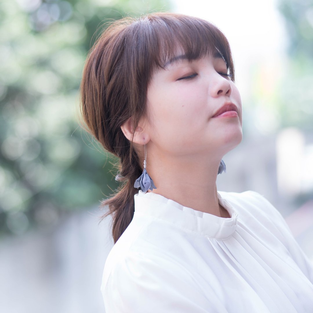 Fay 银河灰冷艳金属感缎面细针花耳环 - 耳环/耳夹 - 其他材质 灰色