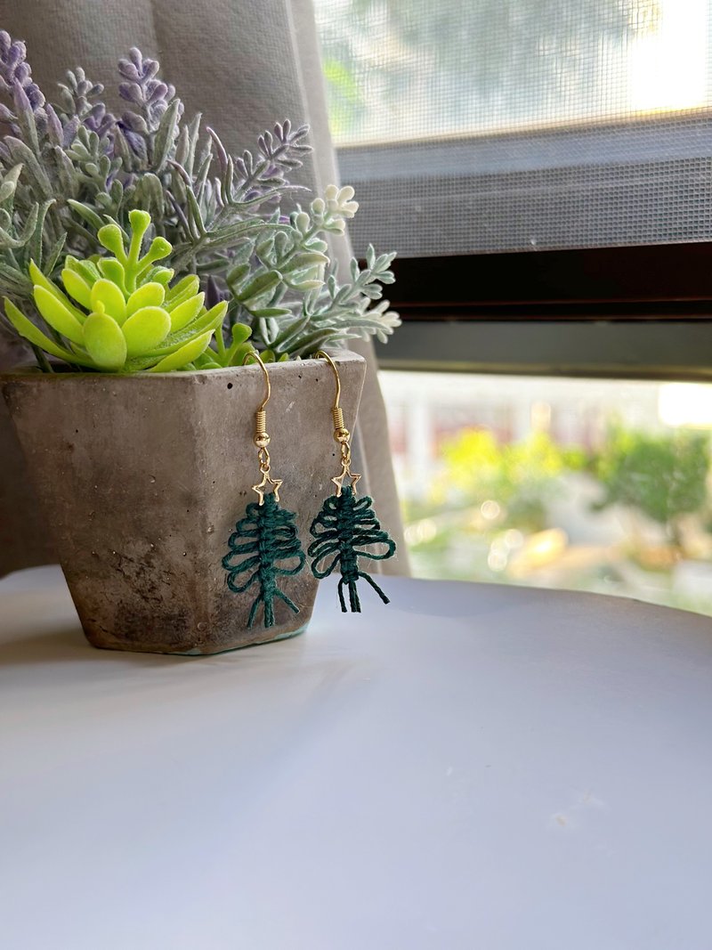 macrame 编织圣诞树耳环 - 耳环/耳夹 - 棉．麻 绿色