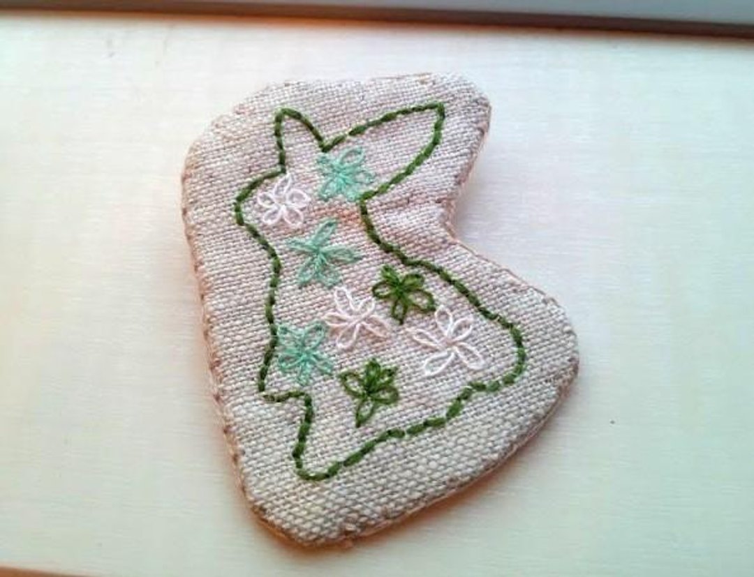 Rabbit embroidery brooch*green*postage - 胸针 - 其他金属 绿色