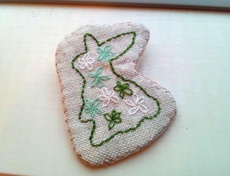 Rabbit embroidery brooch*green*postage - 胸针 - 其他金属 绿色