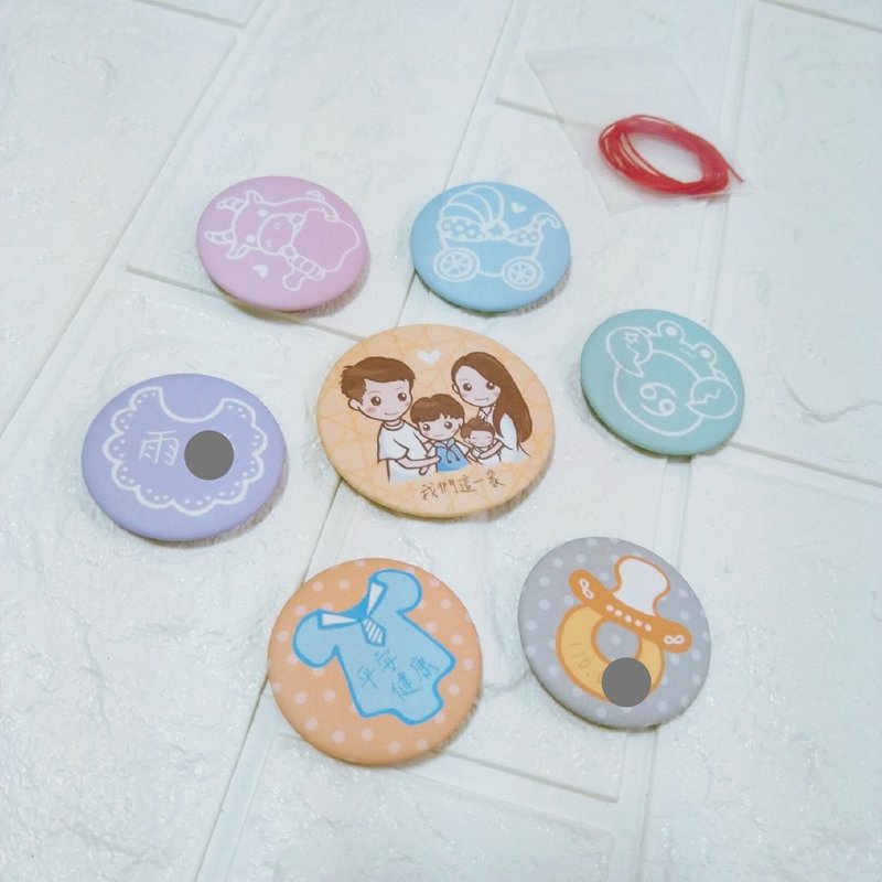 【宝宝收涎徽章】定制化・磁铁/别针4.4cm・插画・弥月回礼收口水 - 徽章/别针 - 其他金属 白色