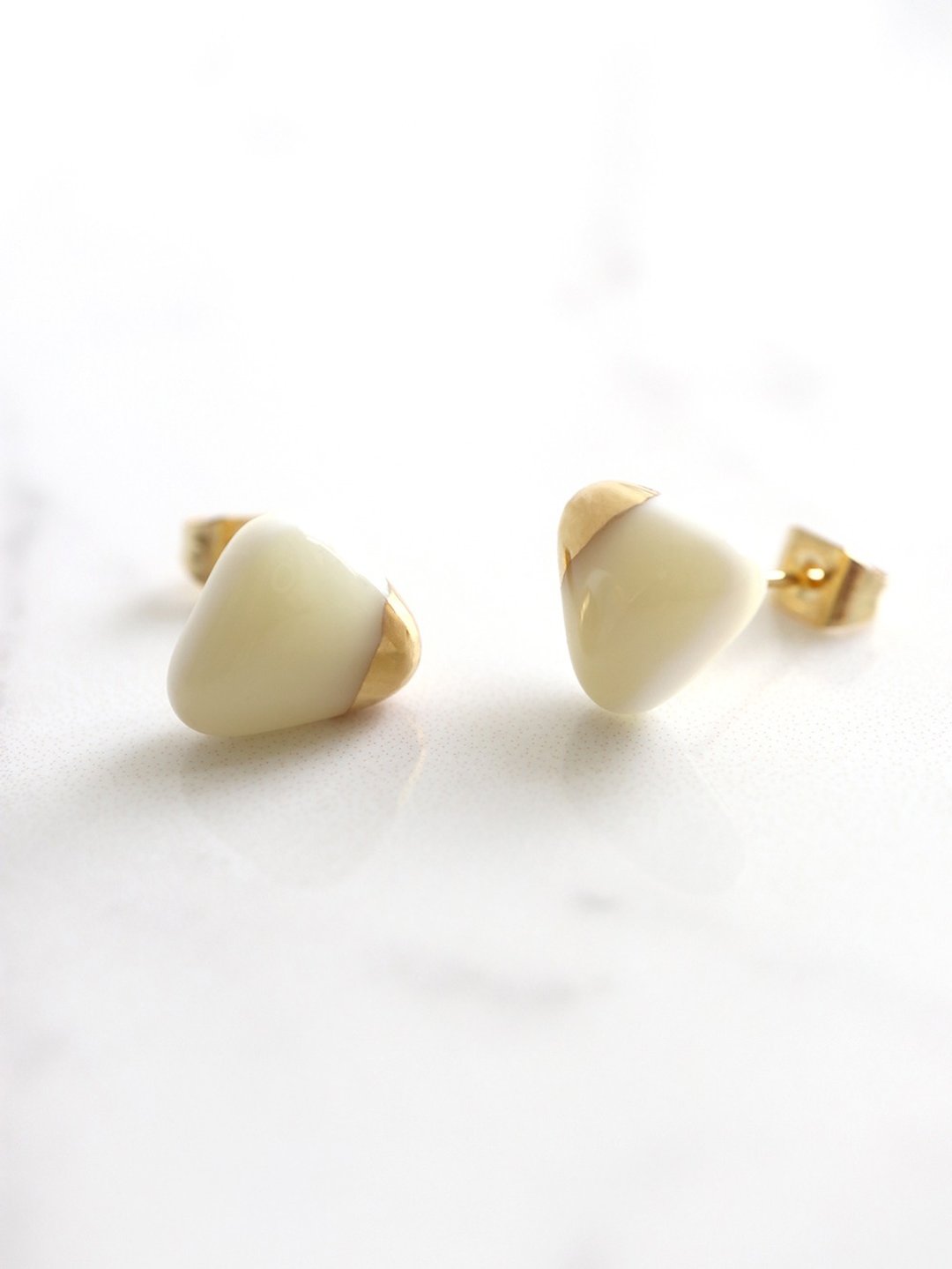 PEZZO 玻璃耳丁 - White  手工烧制玻璃 简约三角形耳丁 耳环 - 耳环/耳夹 - 玻璃 白色