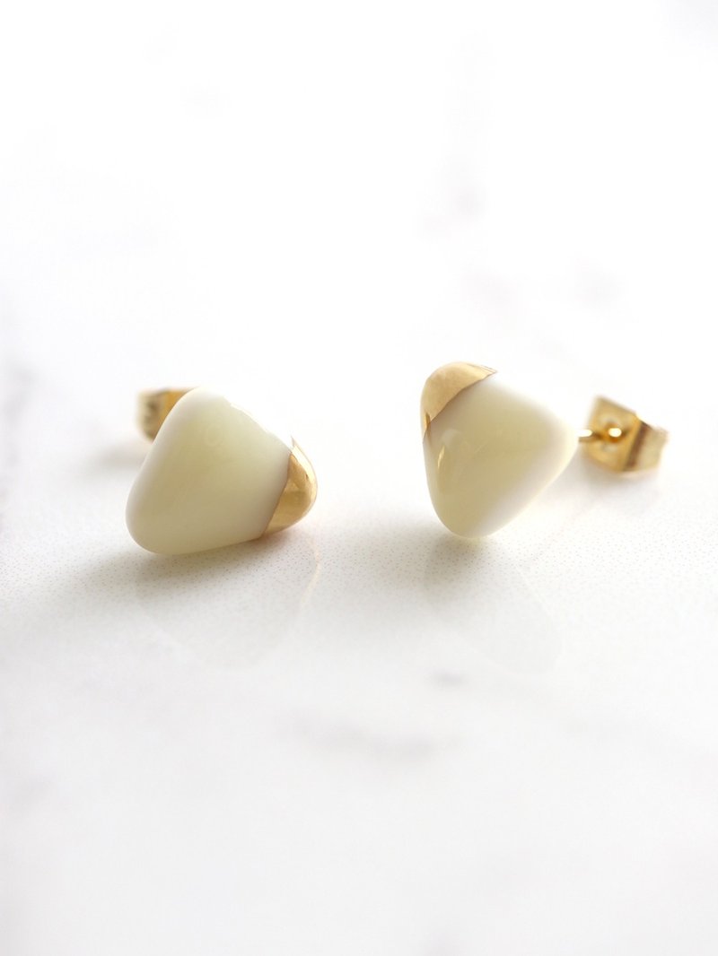 PEZZO 玻璃耳丁 - White  手工烧制玻璃 简约三角形耳丁 耳环 - 耳环/耳夹 - 玻璃 白色