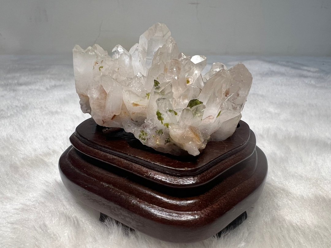 璀璨坊-绿帘石白水晶簇(含原木底座) - 摆饰 - 水晶 白色