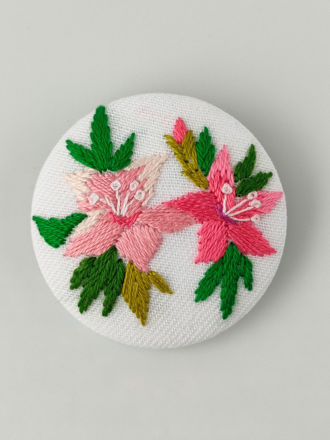 粉红色杜鹃花刺绣胸针 - 胸针 - 棉．麻 粉红色