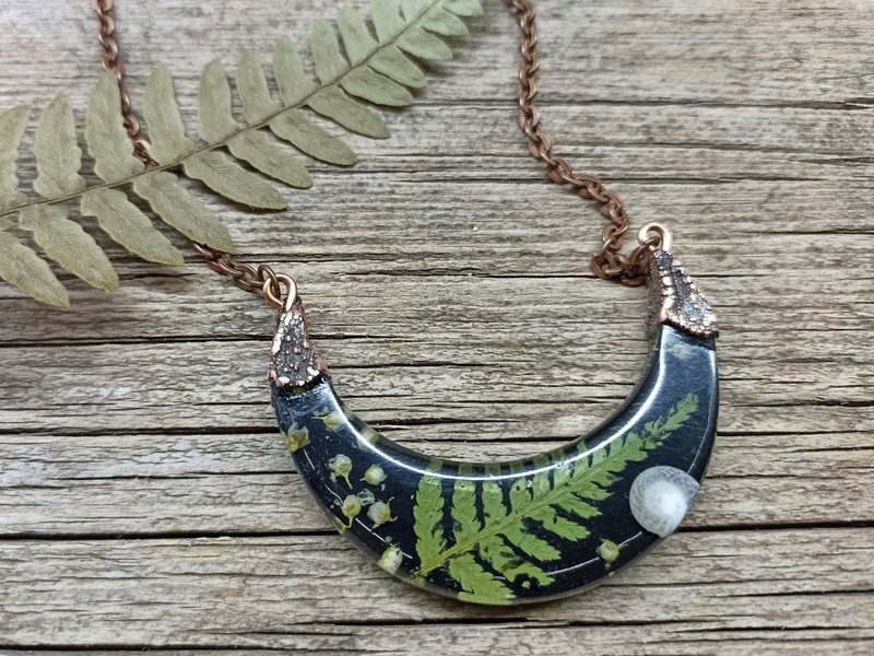 新月  項鍊 樹脂 生日禮 新 月 項鍊 Moon crescent necklace / Cottagecore fern necklace - 项链 - 植物．花 多色