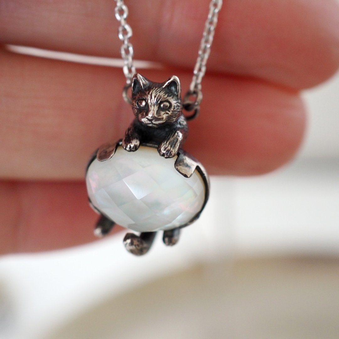 Colorful cat pendant White butterfly shell and crystal - 项链 - 贝壳 白色
