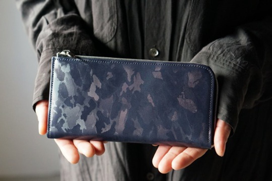 Navy CAMO: Smooth medallion fastener L-shaped wallet - 皮夹/钱包 - 真皮 