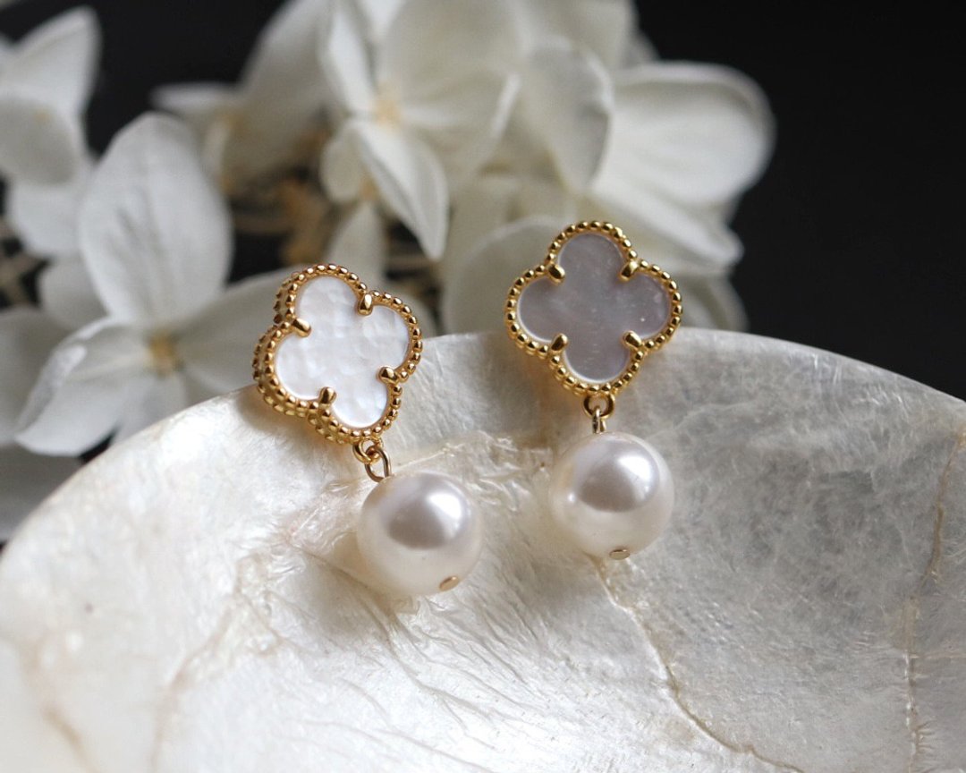 14kgf white shell flower earrings - 耳环/耳夹 - 贝壳 白色