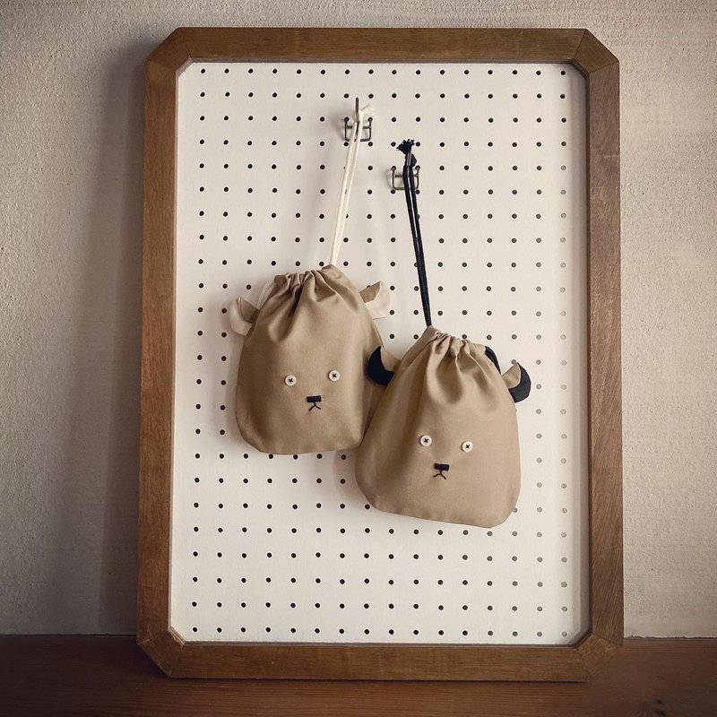 Bear drawstring cup bag - 化妆包/杂物包 - 棉．麻 卡其色