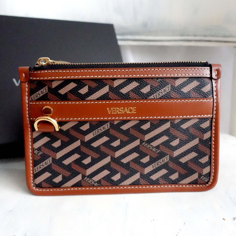 意大利名牌VERSACE 全新迷宫图案LOGO印花方形真皮散纸包小物袋 - 手拿包 - 真皮 咖啡色