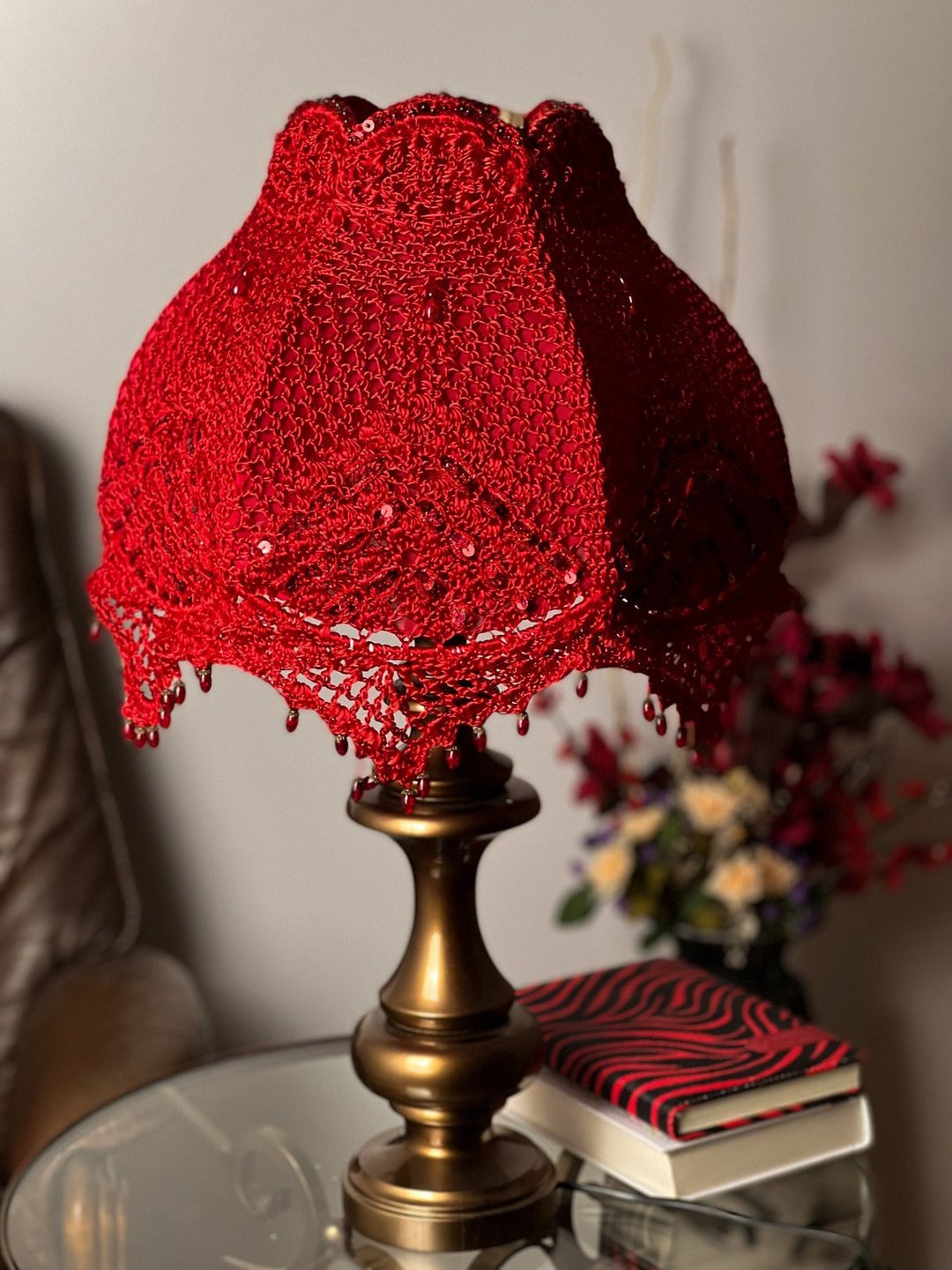 Vintage red table lamp made in the technique of crochet with wood lamp base - 灯具/灯饰 - 其他材质 红色
