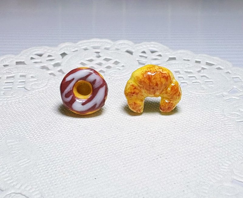 【手作耳钉】仿真食物~巧克力甜甜圈&牛角面包 不对称 耳钉/耳环 - 耳环/耳夹 - 树脂 卡其色