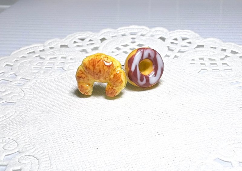 【手作耳钉】仿真食物~巧克力甜甜圈&牛角面包 不对称 耳钉/耳环 - 耳环/耳夹 - 树脂 卡其色
