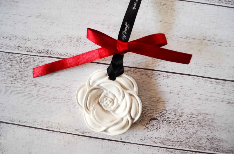 山茶花扩香石吊牌 古典锻带风/乡村麻绳风 圣诞节交换礼物 - 香薰/精油/线香 - 其他材质 白色