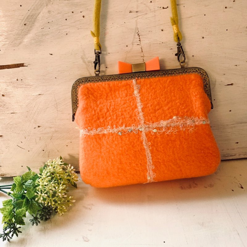 羊毛毡礼物盒造型斜背包 - 橘色 - 侧背包/斜挎包 - 羊毛 橘色