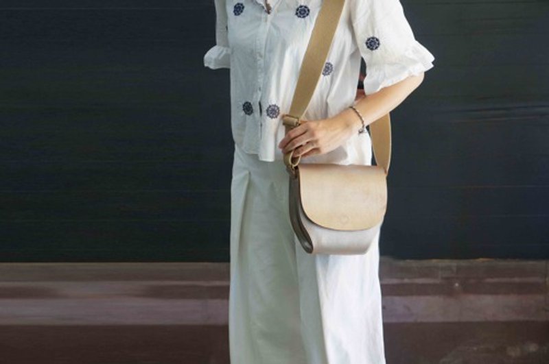 Postman Bag S ・ Silver NUME-Leather - 侧背包/斜挎包 - 真皮 银色