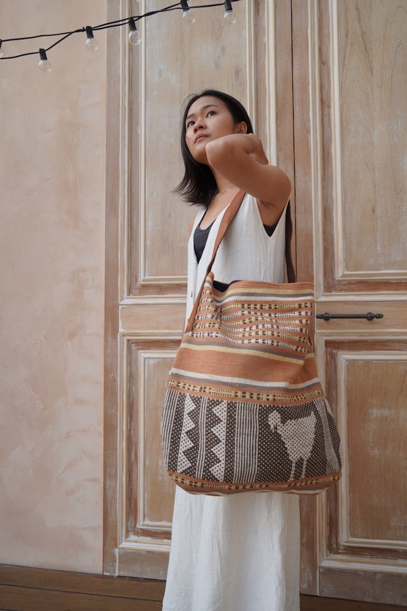 【橙寍】手捻手织植物染。图腾侧背大布包 - 侧背包/斜挎包 - 棉．麻 橘色